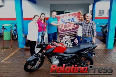 Alexandre Altmann é o ganhador da motocicleta no show de prêmio beneficente ao Hospital Municipal