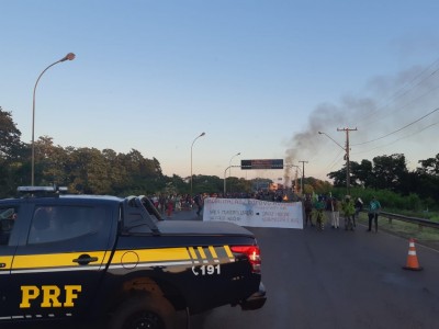 Indígenas fecham a Ponte Internacional Ayrton Senna, em Guaíra
