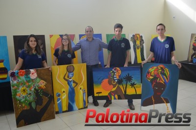 Visite a exposição “Mulheres Africanas – Pinturas Primárias”, no Museu Municipal