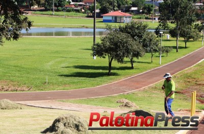 Prefeitura realiza a limpeza e corte da grama no Lago Municipal