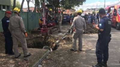 Homem tenta fugir de assaltantes, cai em buraco e fica preso durante dez horas