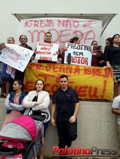 Em apoio a Pastor Jean, Fiéis da Igreja Assembleia de Deus realizam protesto contra decisão da Convenção do Paraná.  