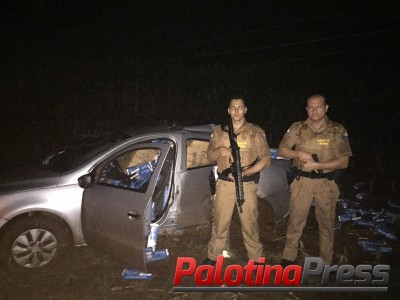 Após perseguição e capotamento PM de Palotina recupera veículo roubado carregado com cigarros.