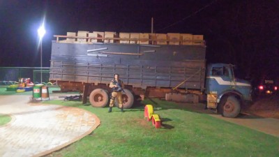 BPFron apreende caminhão carregado com 500 mil carteiras de cigarros contrabandeadas do Paraguai em Mercedes