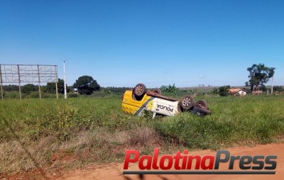 Viatura da Polícia Militar de Terra Roxa capota na PR-364