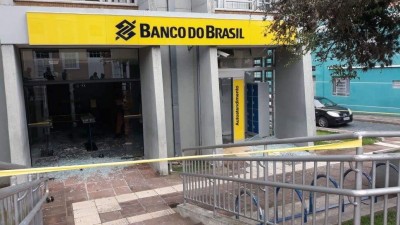 Paraná - Bandidos disparam contra sede da PM, ‘dominam’ cidade e explodem banco na Lapa