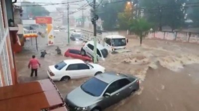 Temporal provoca inundação e arrasta veículos em Assunção no Paraguai