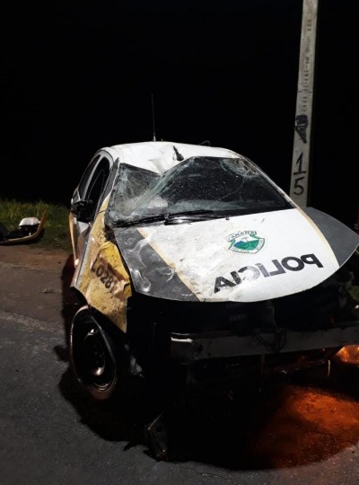Policiais ficam feridos ao capotar viatura durante perseguição em Curitiba