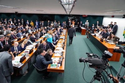 Aposentadoria de policiais e professores entra em discussão na Câmara