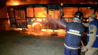 Ônibus do transporte coletivo é incendiado por vândalos em Toledo