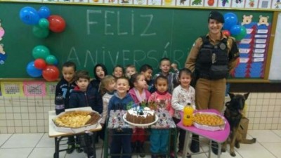 Admirador da polícia, garoto recebe festa surpresa em escola de Toledo