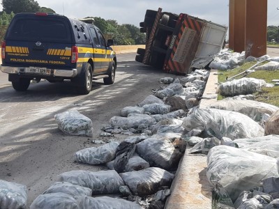 Tombamento de carreta espalha carga de aproximadamente 50 toneladas de leite em pó às margens da BR163