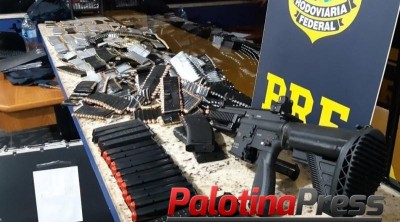 PRF apreende fuzil, 16 pistolas e 5,7 mil munições no Paraná