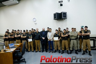 Vereadores de Maringá e Deputado Sd Adriano José homenageiam policiais da ROTAM