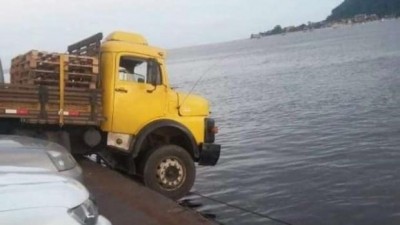 Caminhão quase cai de ferry boat e assusta passageiros, no Litoral do Paraná