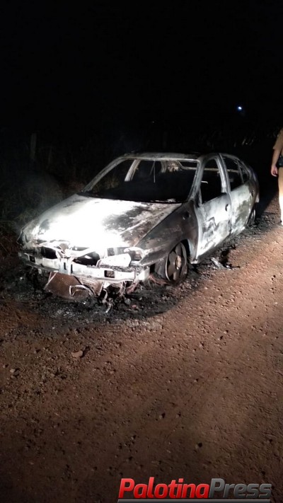 Palotina- Veículo é incendiado na Linha La Salle