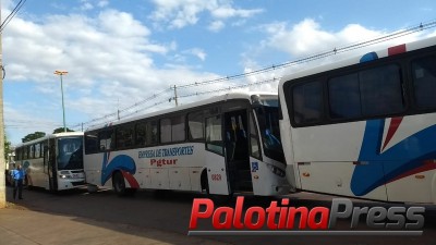 Engavetamento envolve uma carreta e três ônibus em Palotina