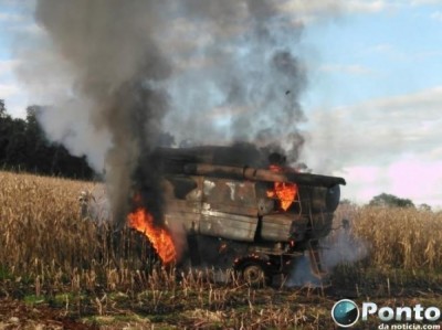 Fogo destrói colheitadeira no interior de Marechal Rondon