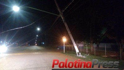 Palotina - Motorista perde controle de veículo e acaba colidindo contra poste de energia..