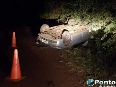 Veículo capota entre Mercedes e Três Irmãos