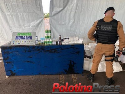 BPFron prende homem com ampolas e comprimidos anabolizantes no fundo falso de veículo em Guaíra