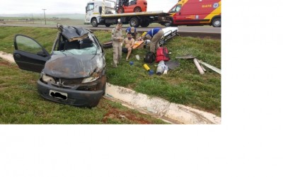 Carro capota na BR-467 e motorista fica ferido em Cascavel
