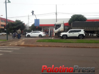Palotina- Carreta colide na traseira de um carro na Avenida.