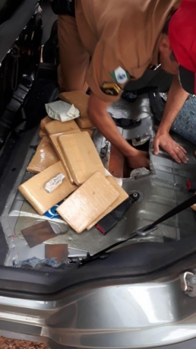 PRE de Assis Chateaubriand apreende veículo que transportava em fundo falso 26 Kg de maconha