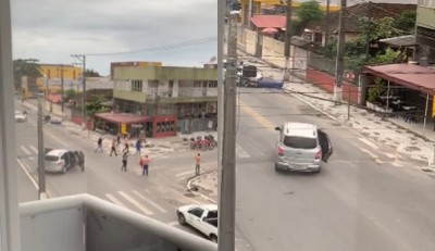 Bandidos invadem agência bancária e fazem vários reféns no Litoral