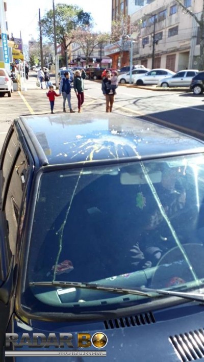 HOMEM SOBE NO TOPO DE PRÉDIO E ATIRA OVOS CONTRA POSTO DE COMBUSTÍVEIS EM TOLEDO
