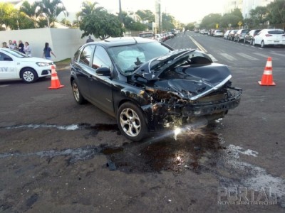 Toledo- Após colisão entre dois carros jovem fica ferida.