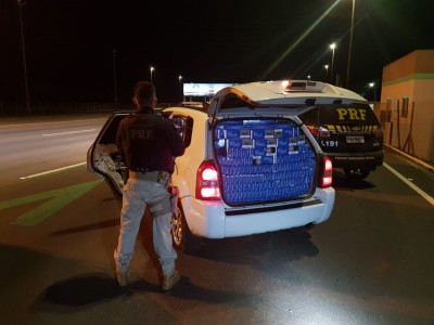 PRF ENCONTRA 2500 PACOTES DE CIGARRO CONTRABANDEADO EM INTERIOR DE VEÍCULO