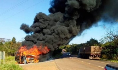 Van pega fogo na rodovia entre Umuarama e Serra dos Dourados e mobiliza bombeiros