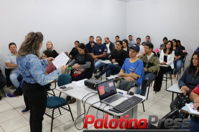 Microempreendedores participam de palestra sobre processos licitatórios