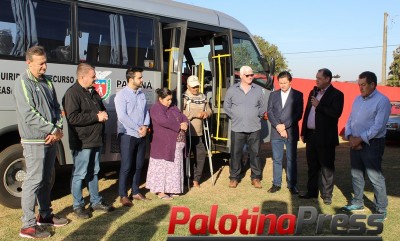 Vereadores acompanham entrega de ônibus e inauguração do CRAS