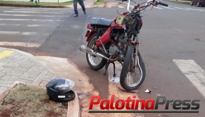 Motocicleta e caminhão baú se envolvem em acidente de trânsito no centro de Palotina.