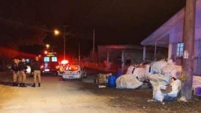 Após tentar matar os pais, rapaz morre baleado ao tentar tomar arma de policial