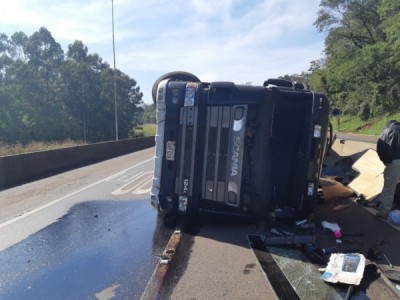 Caminhão tomba na BR 277 em Matelândia
