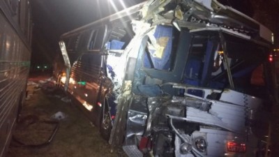 Acidente envolvendo 2 ônibus de turismo e carreta deixa 7 feridos na BR-369