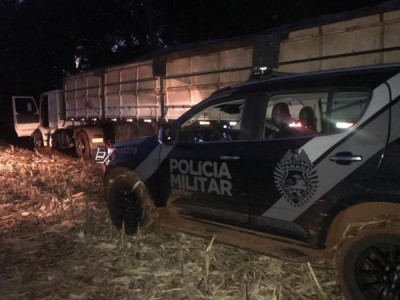 Após denúncia anônima, BPFron apreende carreta carregada de cigarros em Santa Helena