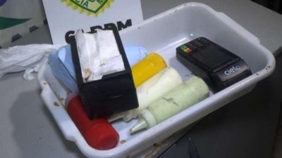 Trio come de graça em trailer de lanches e rouba máquina de cartão