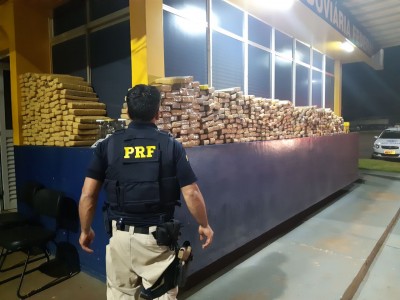 PRF  APREENDE MACONHA TRANSPORTADA EM VEÍCULO ROUBADO.