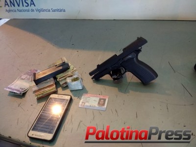 BPFRON PRENDE MULHER PARAGUAIA COM MANDADO DE PRISÃO EM ABERTO QUE TENTAVA ENTRAR NO BRASIL COM UMA PISTOLA 9MM, EM FOZ DO IGUAÇU - PR