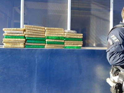 PRF  APREENDE VEÍCULO QUE TRANSPORTAVA MACONHA EM FUNDO FALSO.