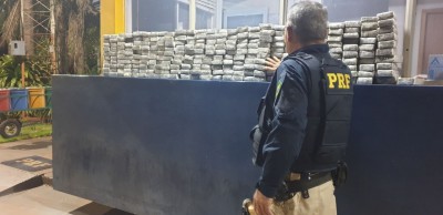 PRF ENCONTRA APROXIMADAMENTE 192KG DE MACONHA EM AUTOMÓVEL