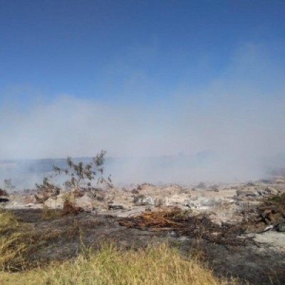 Os trabalhos continuam para amenizar incêndio em depósito de galhos e entulhos de Marechal Rondon