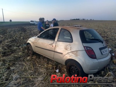 Carro capota entre Bragantina e o trevo de Tupãssi na PR 239 em Assis Chateaubriand