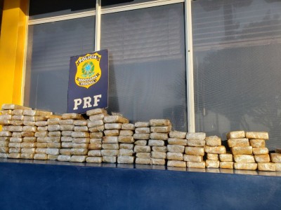 PRF ENCONTRA APROXIMADAMENTE 82KG DE MACONHA EM AUTOMÓVEL BRASILEIRO COM PLACAS ARGENTINAS