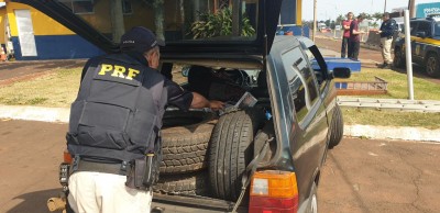 PRF prende veículo transportando pneus, cigarros e eletrônicos
