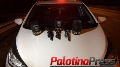 Trio morre após abandonar veículo roubado e trocar tiros com a polícia